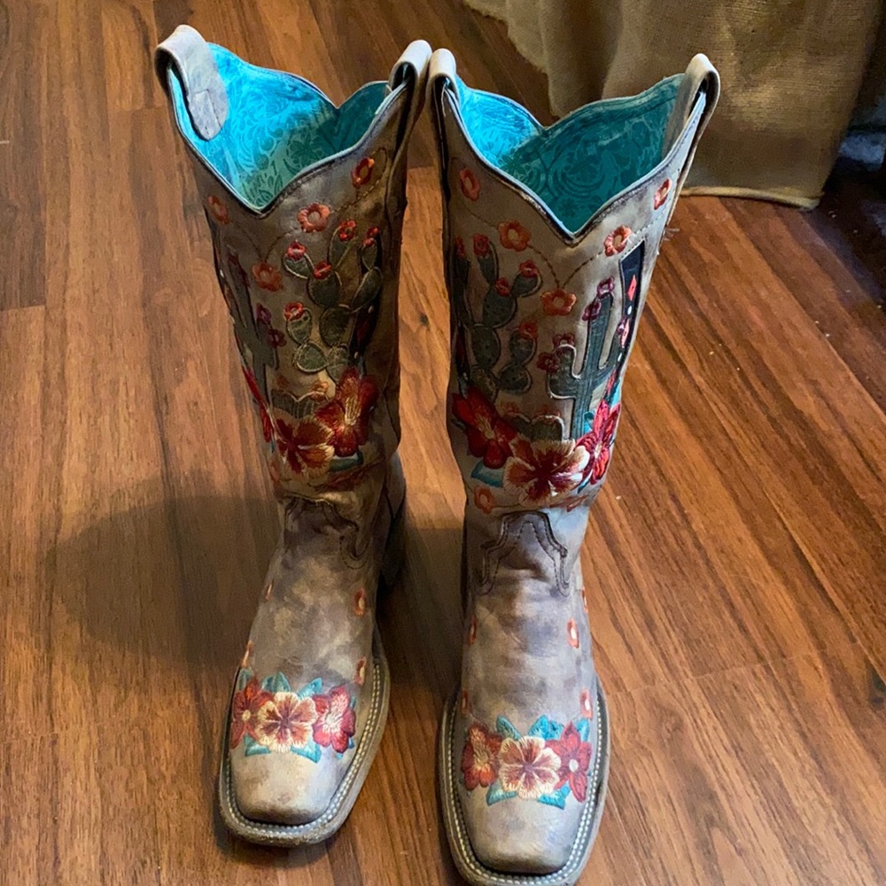 Women’s corral cowboy boots